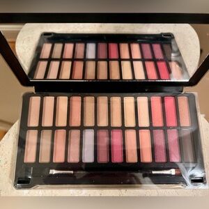 Ellen Tracy Struck Gold 24 color eyeshadow palette
